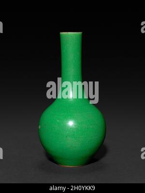 Vase en forme de bouteille, 1736–95.Chine, dynastie Qing (1644-1911), règne Qianlong (1736-95).Porcelaine; hors tout: 14.6 cm (5 3/4 po). Banque D'Images