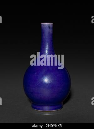 Vase en forme de bouteille, 1736–95.Chine, dynastie Qing (1644-1911), règne Qianlong (1736-95).Porcelaine; hors tout: 14.2 cm (5 9/16 po). Banque D'Images