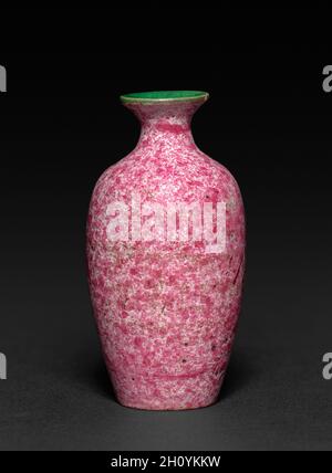 Vase miniature, 1736–95.Chine, dynastie Qing (1644-1911), règne Qianlong (1736-95).Porcelaine; hors tout: 7 cm (2 3/4 po). Banque D'Images