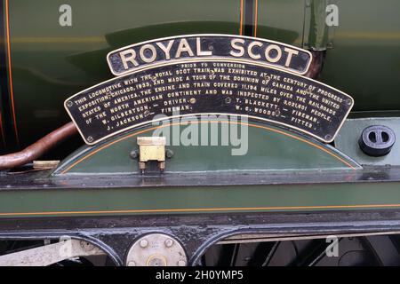 La plaque signalétique et l'inscription sur la locomotive à vapeur LMS n° 46100 Royal Scot. Banque D'Images