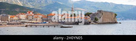 Budva, Monténégro - 18 septembre 2021 : paysage de la vieille ville de Budva. Murs anciens et toit carrelé de la vieille ville de Budva, Monténégro Banque D'Images