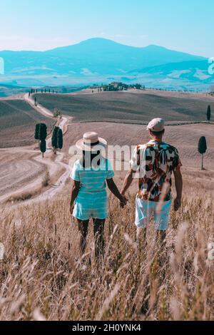 San Quirico d'Orcia Podere Villa Belvedere dans la région de Val d'Orcia en Toscane, Italie homme et femme de milieu âge visitant la région de Toscany sur les collines dorées de l'Italie lors d'un voyage en voiture.Photo de haute qualité Banque D'Images