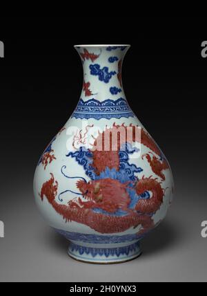 Vase avec décoration dragon et nuages, mi-1700 à fin 1700.Chine, dynastie Qing (1644-1911), règne Yongzheng (1723-35)–règne Qianlong (1736-95).Porcelaine avec décoration rouge et bleue sous-verglaçante; Banque D'Images