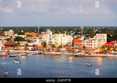 Cozumel, ville côtière du Mexique au crépuscule. Banque D'Images