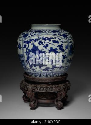 Bol, 1522–66.Chine, province de Jiangxi, fours de Jingdezhen, dynastie Ming (1368-1644), marque et règne de Jiajing (1522-66).Porcelaine avec décoration bleue sous-verglaçante; hors tout: 34.6 cm (13 5/8 in.).Le pot est peint avec un bleu cobalt sous-brillant vibrant représentant les quatre saisons et les étapes de la vie d'un savant-officiel.Dans la première scène, un érudit quitte sa maison au printemps en espérant passer les examens de la fonction publique dans la ville.Dans la scène d'automne, il retourne avec succès sur un cheval, préparé pour une carrière à la cour.La scène estivale le montre comme un homme âgé qui regarde sa progéniture jouer le long Banque D'Images