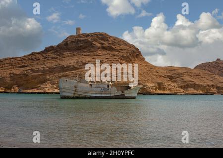 Chantier naval sur Oman où les bateaux traditionnels sont fabriqués et réparés Banque D'Images