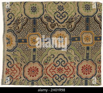 Fragment de textile, années 1800. Le Japon, 19e siècle. Soie ; moyenne : 19,1 x 15,9 cm (7 1/2 x 6 1/4 in.). Banque D'Images