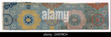 Fragment de textile, années 1800. Le Japon, 19e siècle. Soie ; moyenne : 21 x 5,5 cm (8 1/4 x 2 3/16 in.). Banque D'Images