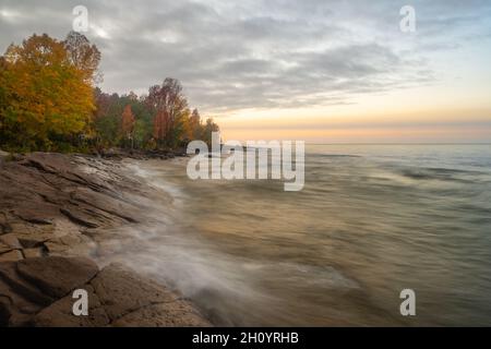 Le crépuscule s'installe au-dessus du rivage d'Union Bay aux couleurs automnales et du lac supérieur, dans le parc national Porcupine Mountain Wilderness, près d'Ontonogon, Michigan. Banque D'Images