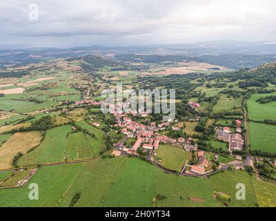 Vue aérienne sur Olloix, petit village français, Puy-de-Dôme, Auvergne-rhône-alpes Banque D'Images