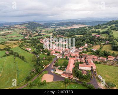 Vue aérienne sur Olloix, petit village français, Puy-de-Dôme, Auvergne-rhône-alpes Banque D'Images