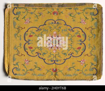 Housse de coussin, 1700.Chine, dynastie Qing (1644-1911).Soie, fil métallique; hors tout: 51.8 x 42 cm (20 3/8 x 16 9/16 po.). Banque D'Images