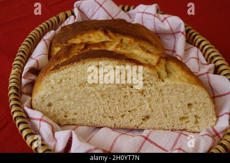 Un délicieux pain rustique de pain maison de tresse allemande (Zopf) avec une belle croûte brune Banque D'Images