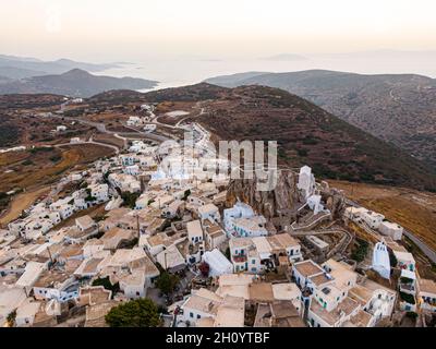 Vue aérienne du village grec de Chora sur l'île d'Amorgos, Mer Egée, Cyclades Banque D'Images