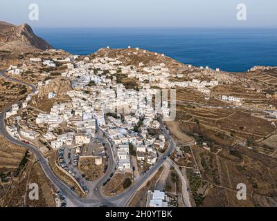 Vue aérienne du village grec de Chora sur l'île d'Amorgos, Mer Egée, Cyclades Banque D'Images