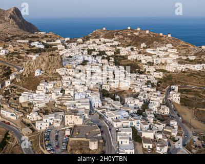 Vue aérienne du village grec de Chora sur l'île d'Amorgos, Mer Egée, Cyclades Banque D'Images