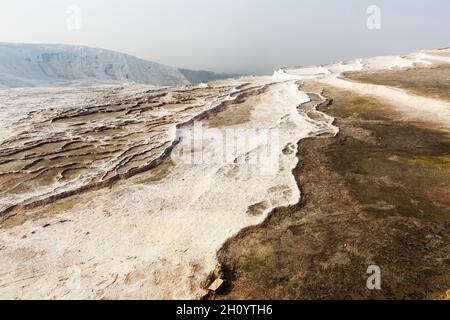 Le carbonate traverse les piscines naturelles pendant. Turquie Banque D'Images