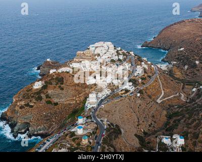 Vue aérienne sur Kastro, île grecque de Sifnos, été Banque D'Images