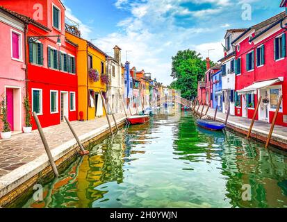 Bateaux et maisons colorées traditionnelles peintes dans une rue de canal maisons de l'île de Burano, Venise, Italie Banque D'Images