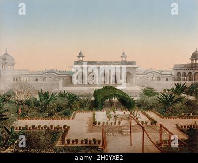 Agra.Diwan-i-Chas, 1890.Photoglob Co. (Zurich, actif c.1890-1910).Photochromie; image: 20.3 x 26.5 cm (8 x 10 7/16 po.); papier: 20.3 x 26.5 cm (8 x 10 7/16 po.).Ce Hall de publics privés a été construit par Shah Jahan, qui a commandé le Taj Mahal.Là-bas, lui et les empereurs de Mughal ont rencontré des courtisans et des invités importants.Plusieurs hommes en robe européenne sortent du hall, tandis que les hommes en garbe indigène de travail dans les jardins luxuriants.Les minuscules chiffres soulignent l’importance de ce bâtiment. Banque D'Images