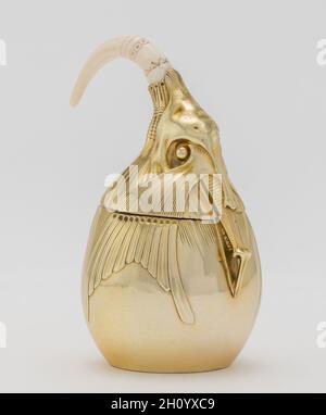 Bol à sucre couvert, ch.1907. Carlo Bugatti (italien, 1856-1940), Adrien-Aurélien Hebrard (français, 1866-1937).Argent doré et ivoire; hors tout : 15.6 x 12.1 x 8.6 cm (6 1/8 x 4 3/4 x 3 3/8 po).Ce service de thé et café, salver, et table, ainsi que quelques tasses maintenant manquantes, ont été tous conçus par Carlo Bugatti comme un ensemble et présentés à l'exposition de 1902 consacrée aux arts décoratifs à Turin, Italie.L'ensemble a probablement été acquis de l'exposition Bugatti de 1907 à la Galerie Hébrard à Paris par une riche veuve sud-africaine, Anna Blake, qui y vivait à l'époque.Un peu de l'animal Banque D'Images