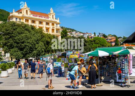 Kroatien, Istrien, Opatija, Uferpromenade am Slatina Strand, im hintergrund das Grand Hotel Palace Banque D'Images