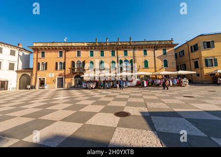 LAZISE, ITALIE - 26 MAI 2021 : place principale du village de Lazise, Piazza Vittorio Emanuele.Station touristique sur la côte du lac de Garde (Lago di Garda).Vero Banque D'Images