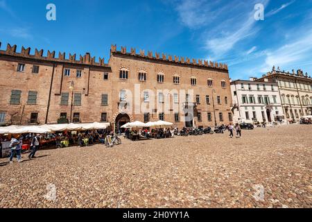 Restaurant bondé dans le centre historique de Mantoue, Piazza Sordello, l'une des places principales de la ville.Lombardie, Italie, Europe Banque D'Images