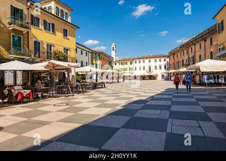 Place principale dans le village de Lazise, Piazza Vittorio Emanuele. Station touristique sur la côte du lac de Garde. Province de Vérone, Vénétie, Italie, Europe du Sud. Banque D'Images