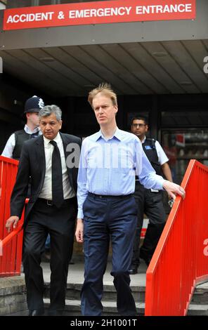 Photo du dossier datée du 19/05/10 du député travailliste Stephen Timms quittant le Royal London Hospital après avoir récupéré d'être poignardé deux fois dans l'estomac la semaine dernière lors d'une opération de circonscription dans l'est de Londres.Un homme a été arrêté après que le député conservateur Sir David Amess ait été poignardé plusieurs fois lors d'une opération chirurgicale dans sa circonscription du sud-ouest vendredi.Date de publication : vendredi 15 octobre 2021. Banque D'Images