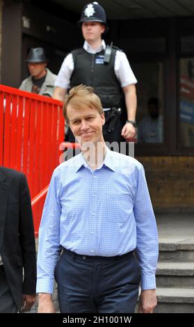 Photo du dossier datée du 19/05/10 du député travailliste Stephen Timms quittant le Royal London Hospital après avoir récupéré d'être poignardé deux fois dans l'estomac la semaine dernière lors d'une opération de circonscription dans l'est de Londres.Un homme a été arrêté après que le député conservateur Sir David Amess ait été poignardé plusieurs fois lors d'une opération chirurgicale dans sa circonscription du sud-ouest vendredi.Date de publication : vendredi 15 octobre 2021. Banque D'Images