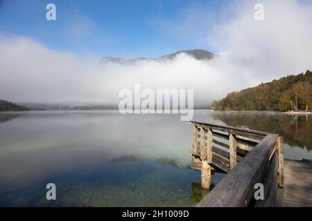 Bohinj, Slovénie.15 octobre 2021.Le brouillard sur le lac Bohinj se dissipe au soleil du matin et les montagnes deviennent visibles.Crédit : Juergen Schwarz/Alay Live News Banque D'Images