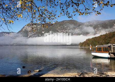 Bohinj, Slovénie.15 octobre 2021.Le brouillard sur le lac Bohinj se dissipe au soleil du matin et les montagnes deviennent visibles.Crédit : Juergen Schwarz/Alay Live News Banque D'Images