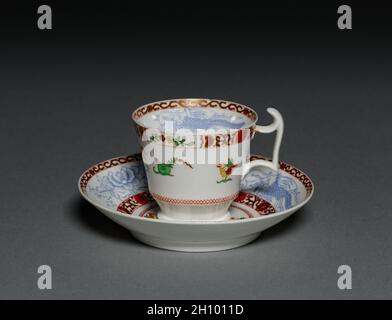 Tasse et soucoupe, 1700s-1800s.Spode Factory (Grande-Bretagne).Porcelaine; tasse: 6.9 x 9 x 7.3 cm (2 11/16 x 3 9/16 x 2 7/8 po); soucoupe: 3 x 13.9 cm (1 3/16 x 5 1/2 po). Banque D'Images