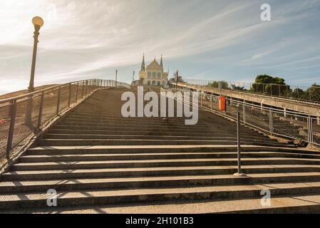 382 marches sont sculptées dans la roche sur laquelle se trouve l'église Penha à Rio de Janeiro, au Brésil Banque D'Images