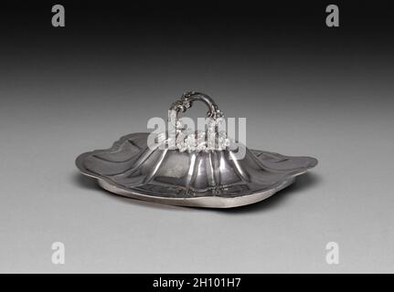 Couvercle pour une Tureen, c.1830-50.Angleterre, Sheffield.Plaqué argent sur cuivre (Old Sheffield plate) ; hors tout : 25.9 x 107 x 40.5 cm (10 3/16 x 42 1/8 x 15 15/16 po). Banque D'Images