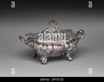 Couvert Tureen, c.1830-50.Angleterre, Sheffield.Plaqué argent sur cuivre (Old Sheffield plate) ; hors tout : 25.9 x 107 x 40.5 cm (10 3/16 x 42 1/8 x 15 15/16 po). Banque D'Images