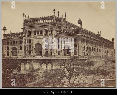 Lucknow après le siège : extérieur de l'Imambara d'Asaf-ud-Daula, ou Tombeau, 1858.Felice A. Beato (Grande-Bretagne, 1830-1906).Imprimé albumine; image: 25.4 x 30.5 cm (10 x 12 po.). Banque D'Images