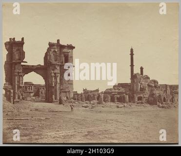 Lucknow après le siège : la Tour de l'horloge devant la porte de la garde de l'huissier, 1858.Felice A. Beato (Grande-Bretagne, 1830-1906).Imprimé albumine; image: 25.4 x 30.5 cm (10 x 12 po.). Banque D'Images