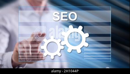 Homme touchant le concept seo sur un écran tactile avec son doigt Banque D'Images