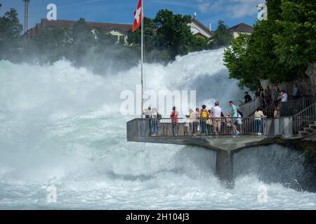 Schaffhausen, Allemagne - 9 août 2021 : plateforme touristique directement au-dessus des eaux sauvages des chutes du Rhin Banque D'Images