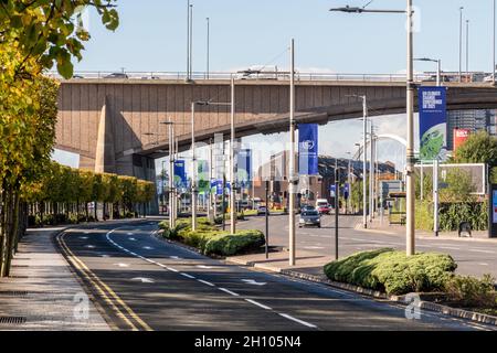 Des affiches de l'ONU ornent le Broomielaw sur les rives de la Clyde, dans la ville hôte de Glasgow de la COP26.Ce sera l'une des nombreuses routes fermées pendant la COP. Banque D'Images