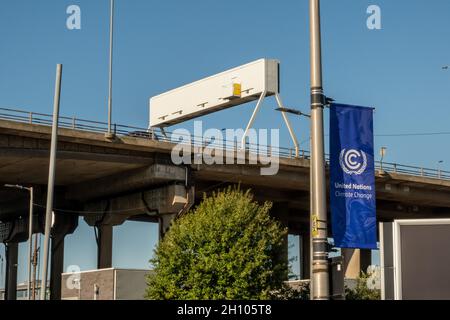 L'autoroute de Glasgow avec une affiche des Nations Unies sur le changement climatique au premier plan tandis que la ville se prépare aux perturbations et aux fermetures de routes en tant que ville hôte de la COP26. Banque D'Images