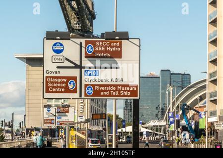 L'entrée de la SEC à Glasgow avec des panneaux indiquant les directions.Ces routes seront fermées ce mois-ci lorsque la ville accueillera le sommet de la COP26 de l'ONU. Banque D'Images