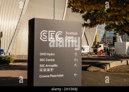 Scottish Event Campus affiche indiquant les directions vers les sites, les travaux étant en cours en arrière-plan, afin de préparer la zone bleue pour le début de la COP26. Banque D'Images