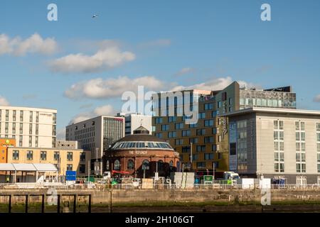 Plusieurs hôtels qui feront partie de la zone bleue à la SEC à la COP26 de Glasgow sont capturés.La construction temporaire peut être vue au premier plan Banque D'Images