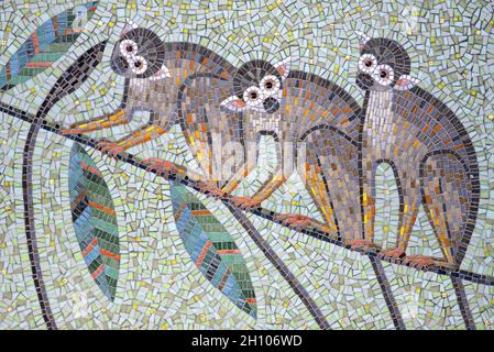 Londres, Angleterre, Royaume-Uni.Zoo de Londres, Regent's Park.Mosaïque de singes écureuil (Tessa Hunkin) à l'entrée principale. Banque D'Images