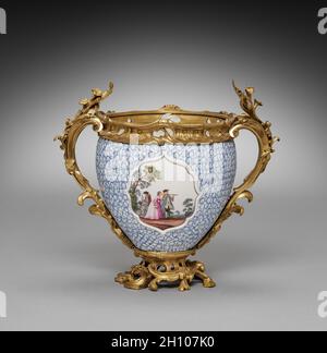 Vase, 1749.Meissen Porcelain Factory (allemand).Porcelaine montée en bronze doré; hors tout : 37.4 x 32.7 x 21 cm (14 3/4 x 12 7/8 x 8 1/4 po).L'une de ces vases est datée de 1749.Ils faisaient peut-être partie d'un ensemble de quatre vases couverts que nous connaissons à partir de documents ont été acquis par Mme de Pompadour, maîtresse de Louis XV en 1752. Banque D'Images