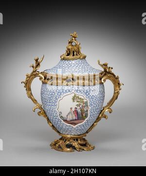 Vase couvert (1 de 2), 1749.Meissen Porcelain Factory (allemand).Porcelaine montée en bronze doré; hors tout : 37.4 x 32.7 x 21 cm (14 3/4 x 12 7/8 x 8 1/4 po).L'une de ces vases est datée de 1749.Ils faisaient peut-être partie d'un ensemble de quatre vases couverts que nous connaissons à partir de documents ont été acquis par Mme de Pompadour, maîtresse de Louis XV en 1752. Banque D'Images