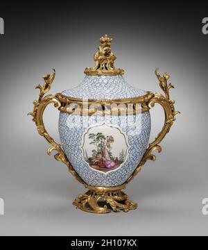 Vase couvert (2 de 2), mi-1700.Meissen Porcelain Factory (allemand).Porcelaine montée en bronze doré; hors tout : 38.1 x 33.7 x 20.7 cm (15 x 13 1/4 x 8 1/8 po).L'une de ces vases est datée de 1749.Ils faisaient peut-être partie d'un ensemble de quatre vases couverts que nous connaissons à partir de documents ont été acquis par Mme de Pompadour, maîtresse de Louis XV en 1752. Banque D'Images